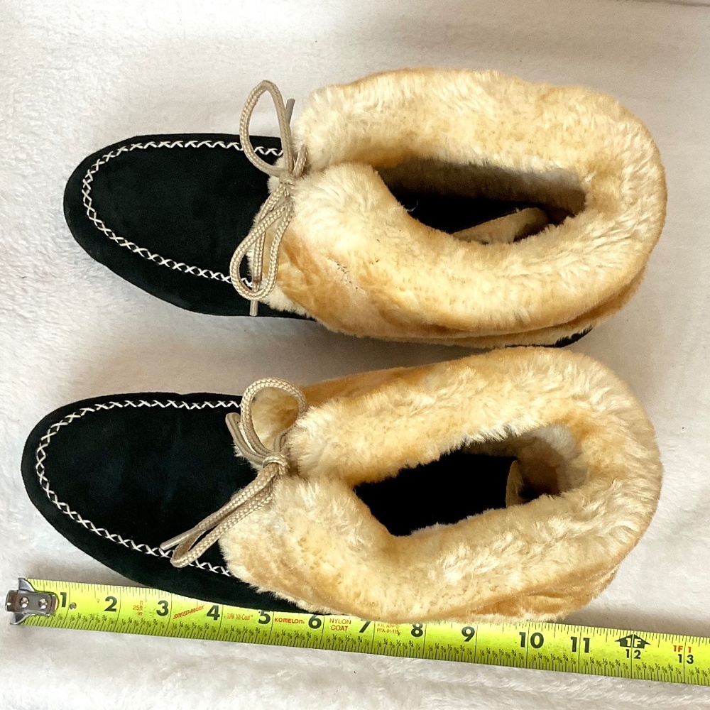 Lamo Black Suede Comfort Lace-up Moccasin Faux Fur Ankle Booties sz 8 to 8.5M - Picture 3 of 12